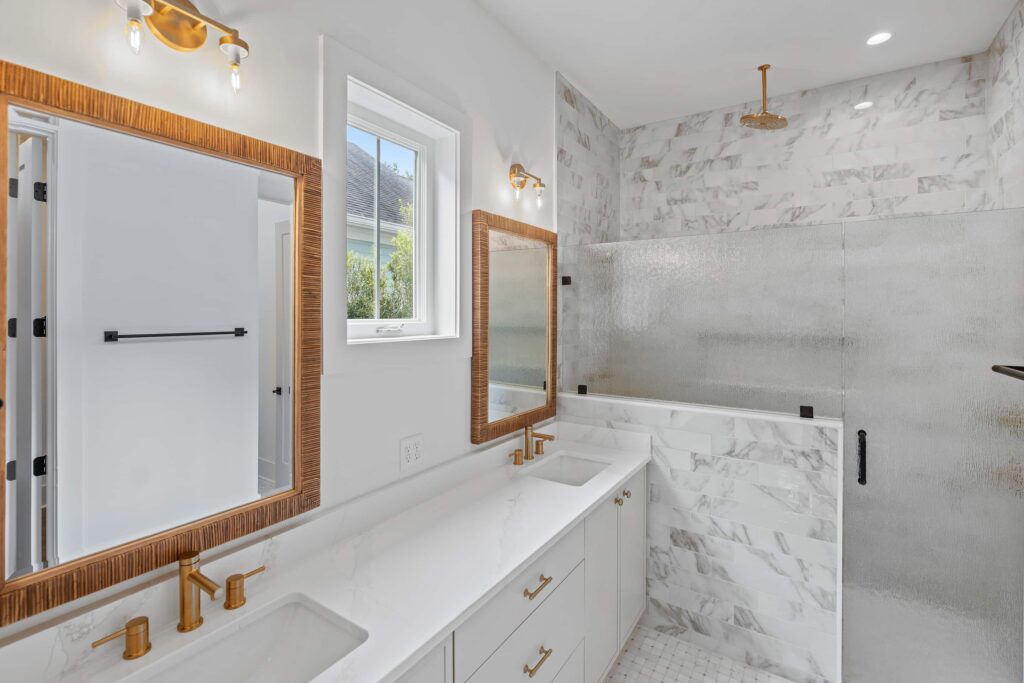 305 Jenoa Dr bathroom